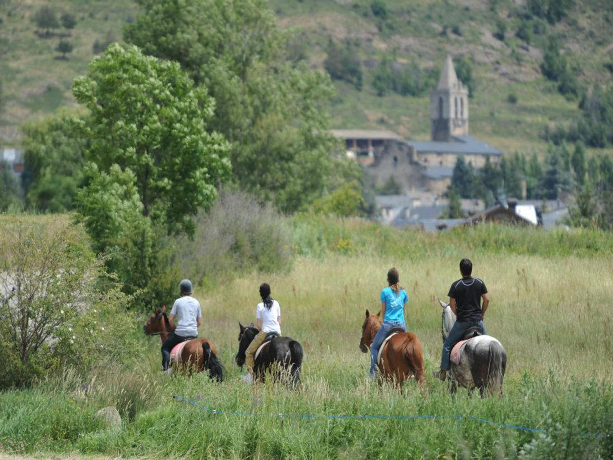 Отель Campus Cerdanya Пучсерда Экстерьер фото