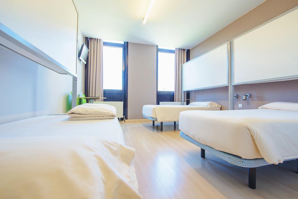 Отель Campus Cerdanya Пучсерда Экстерьер фото